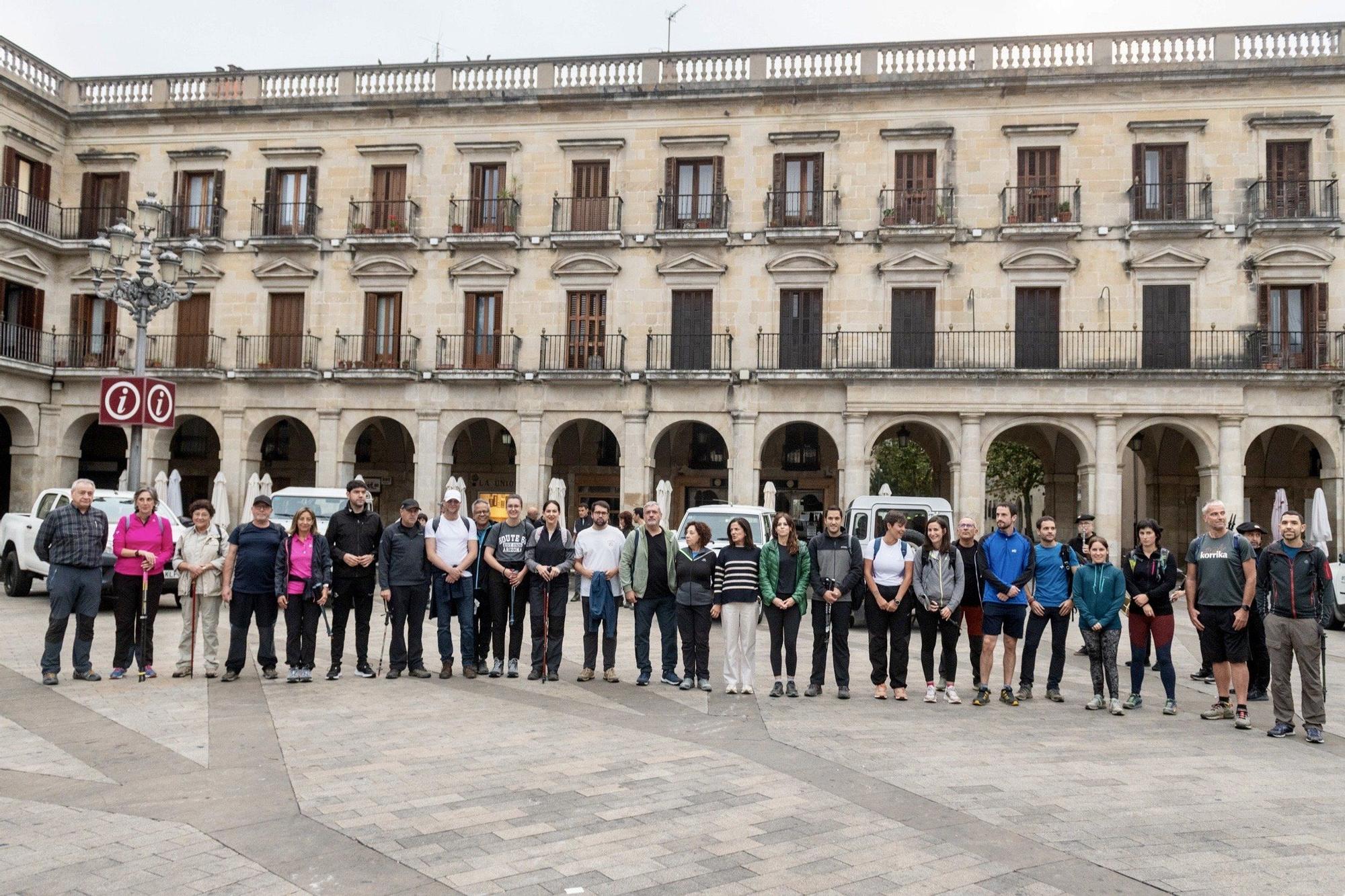 En imágenes: La corporación municipal recorre los mojones en el Día de Olarizu
