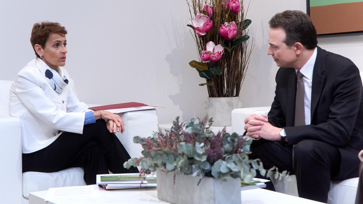 La Presidenta de Navarra, María Chivite, se reúne con el CEO de Enagás, Arturo Gonzalo Aizpiri, en el Palacio de Navarra.