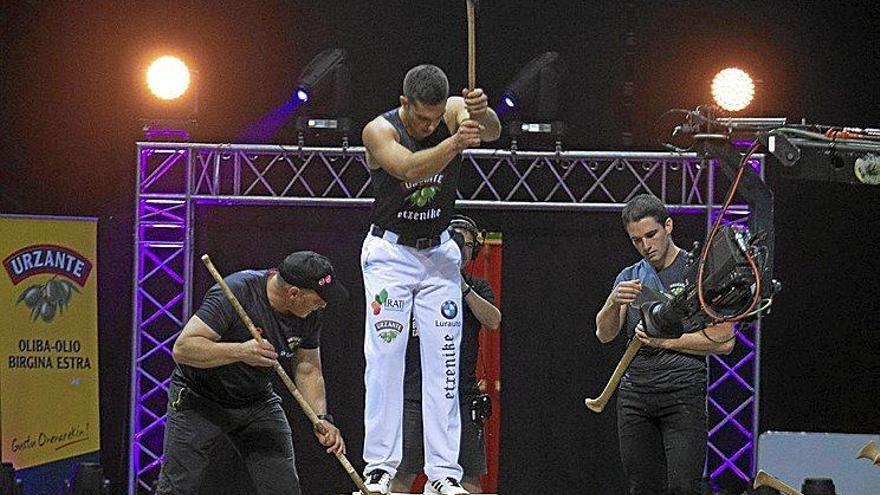 Iker Vicente estableció una nueva marca ayer en el Navarra Arena ante unos 180 espectadores.