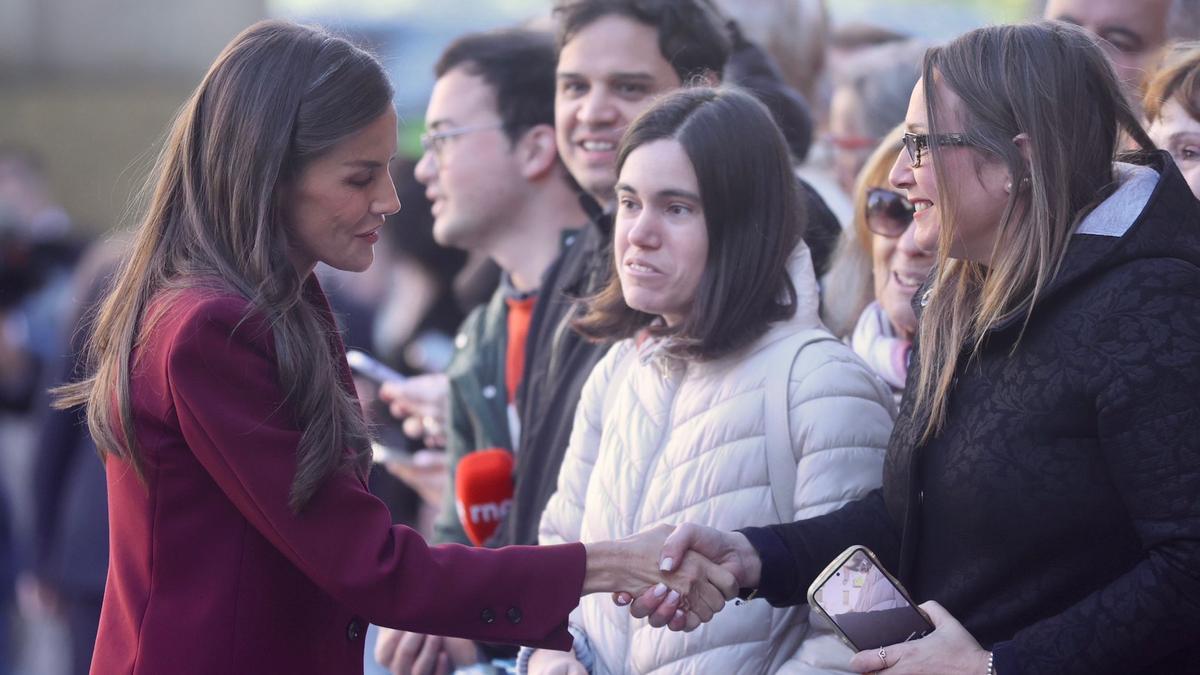 Letizia saluda a unas jóvenes a su llegada a Pamplona.