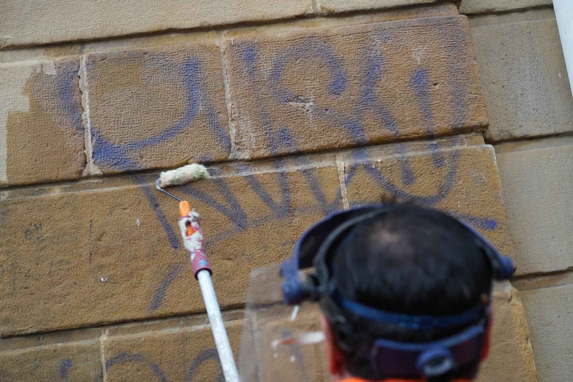 En imágenes: Comienzan a limpiar las pintadas del Teatro Arriaga