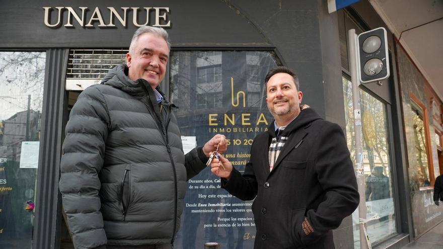 El cariñoso gesto en el traspaso de zapatos a pisos