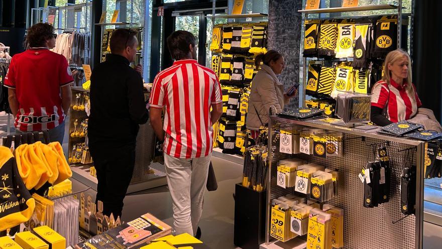 La afición del Athletic arrasa las tiendas del Borussia Dortmund