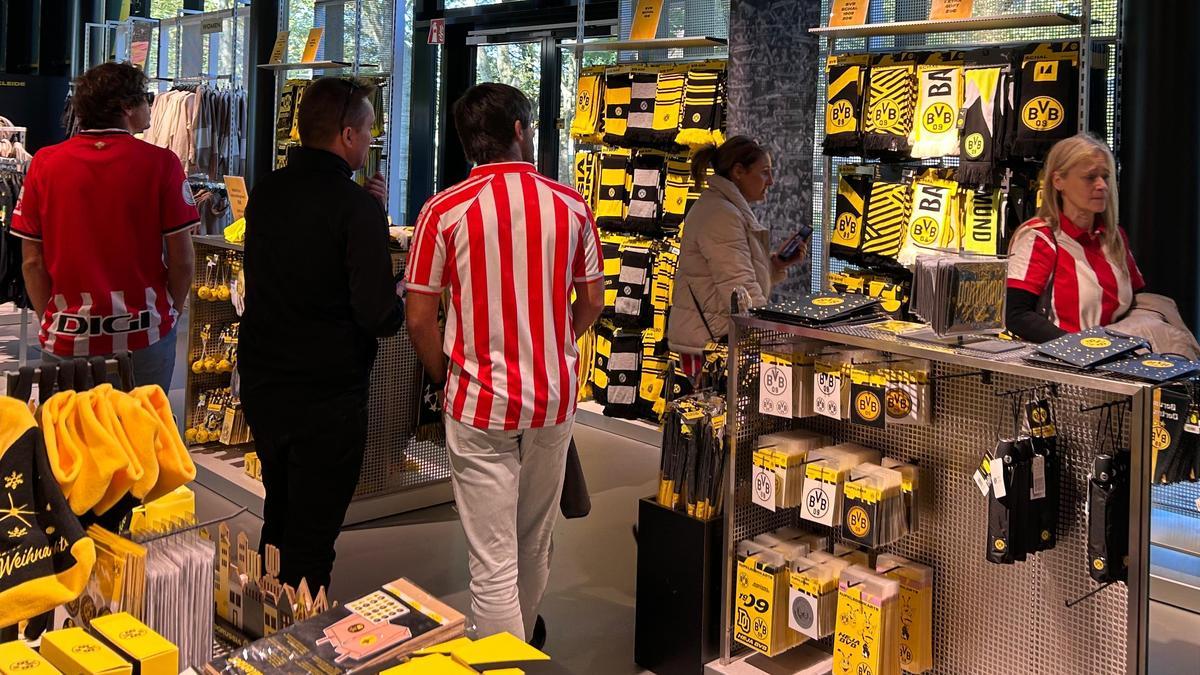 Aficionados del Athletic arrasan en la tienda del Borussia Dortmund