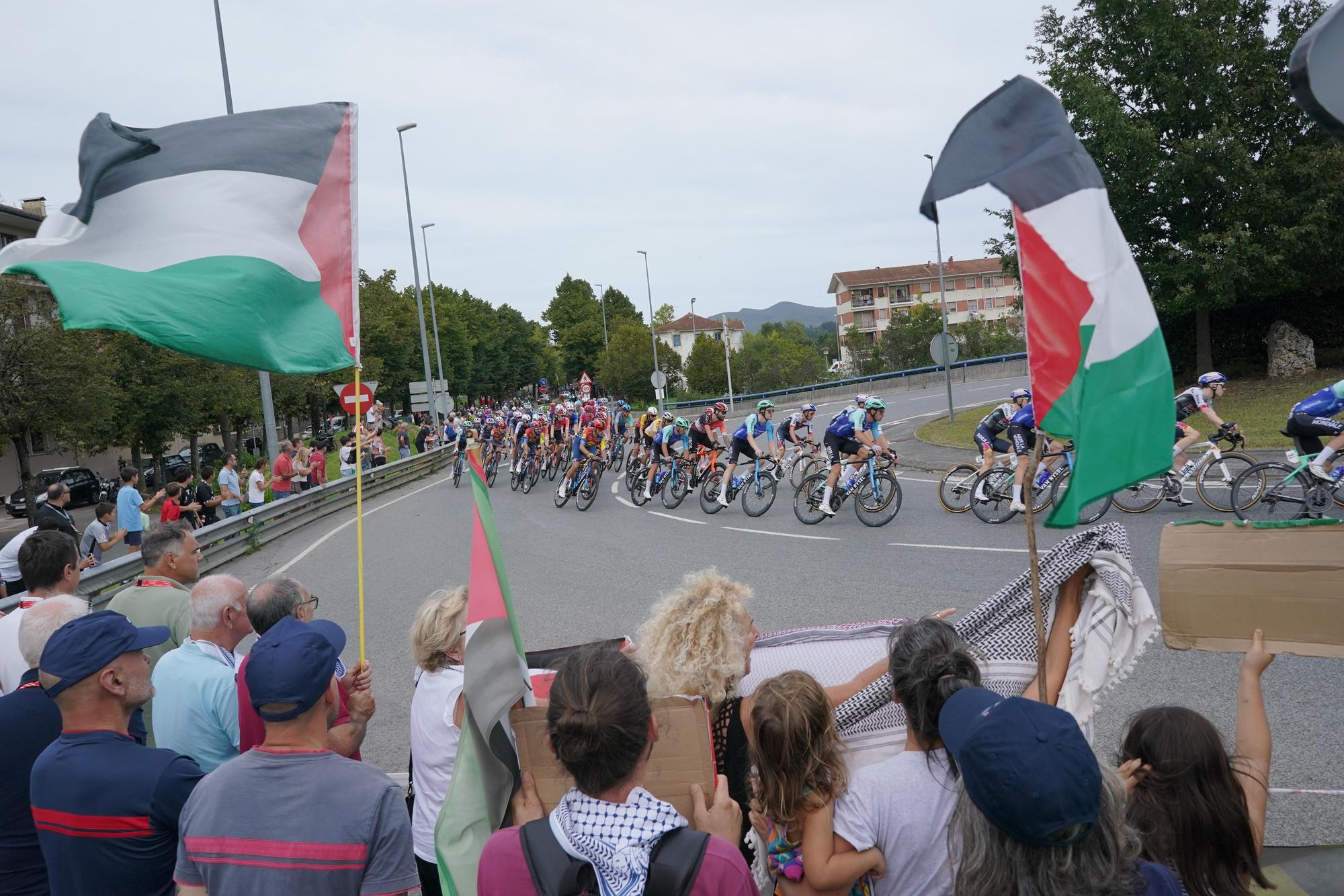 La Vuelta en Bizkaia: banderas palestinas a su paso por Gernika