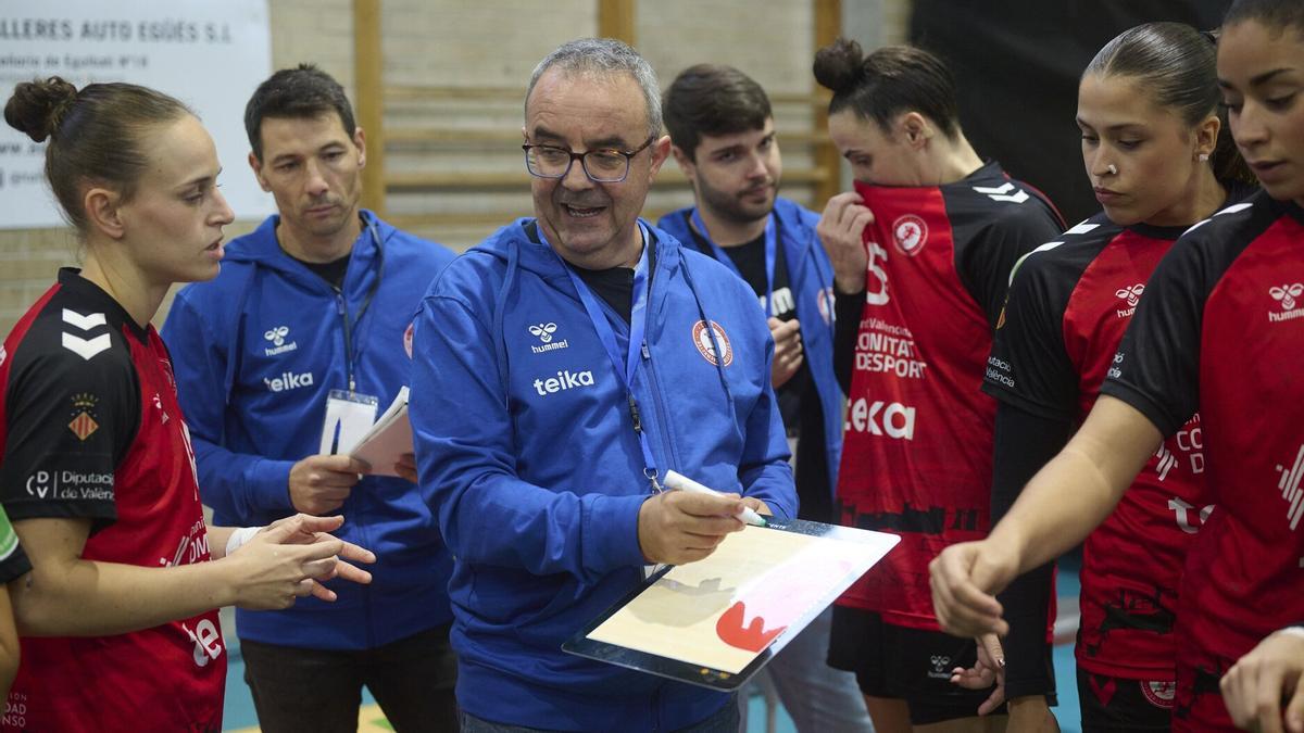 Manu Etayo, técnico navarro del Morvedre, dando instrucciones.