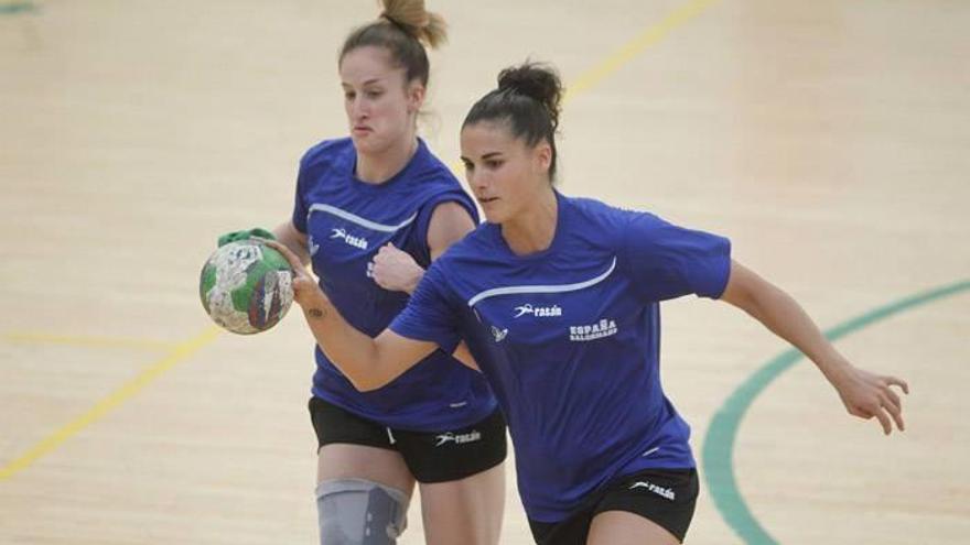 Nerea Pena y Naiara Egozkue, en un entrenamiento.