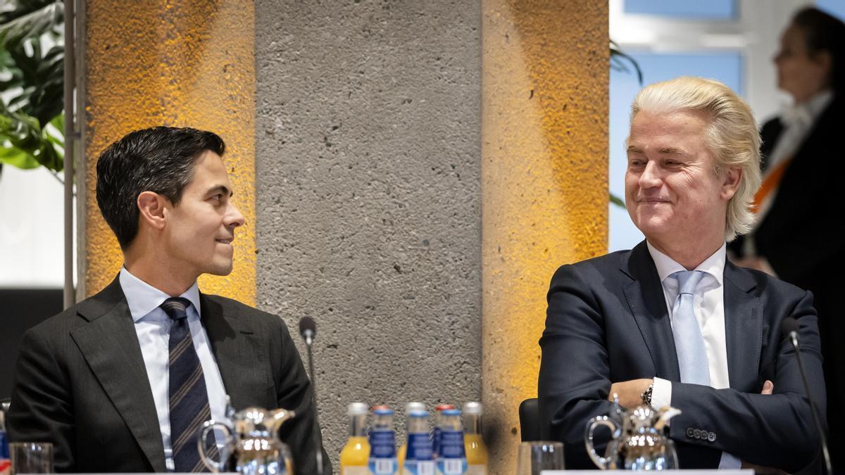 El líder de D66, Rob Jetten (i) charla con el ultraderechista Geert Wilders durante la reunión.