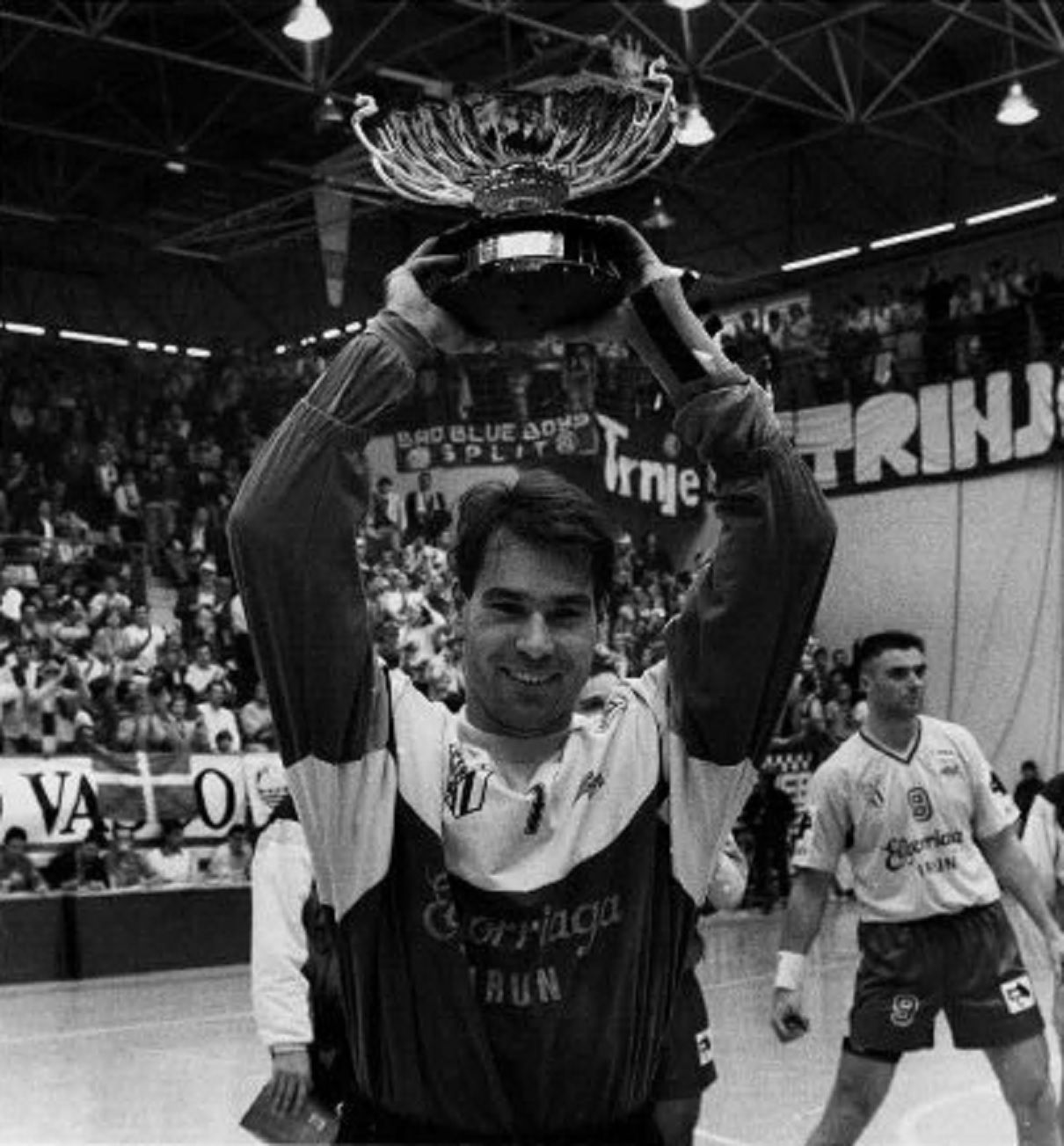 El jugador del Elgorriaga Bidasoa Tomas Svensson levanta el trofeo de campeón de la Liga Asobal