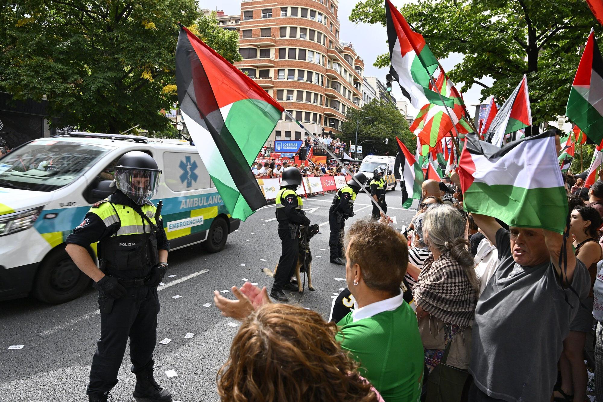 En imágenes: protesta contra el Israel al paso de la La Vuelta por Bilbao