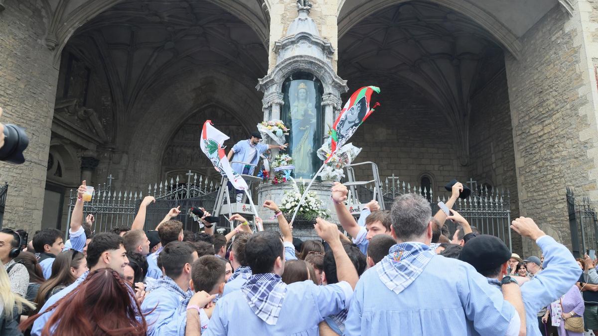 En imágenes: Blusas y neskas rinden homenaje a la Virgen Blanca