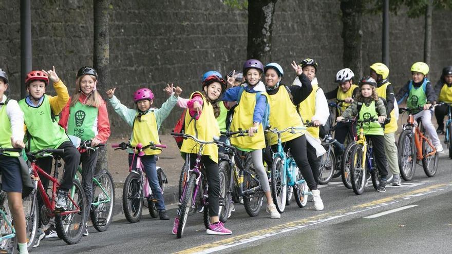 Bicicletada Escolar en Pamplona pese a la lluvia en la Semana de la Movilidad