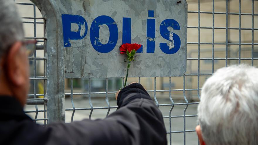 Un exalumno abre fuego en una escuela turca, hiere a 16 personas y se suicida
