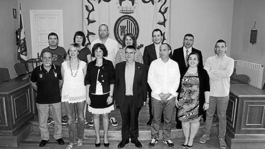 Primera imagen oficial de la nueva corporación sangüesina, que ya ha iniciado su andadura.