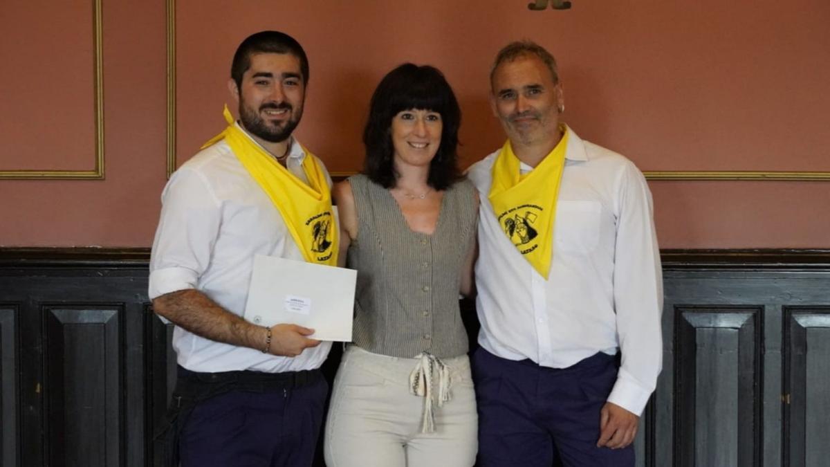 Los miembros de la Comparsa de Gigantes de Lazkao con su premio.