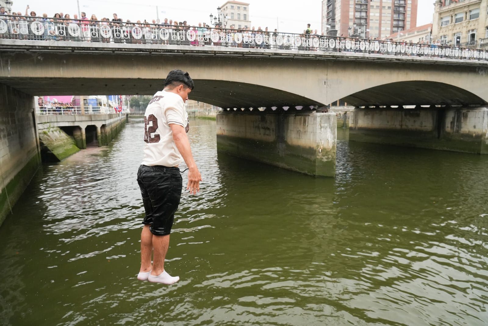 En imágenes: chapuzón en la ría de Bilbao tras el txupin