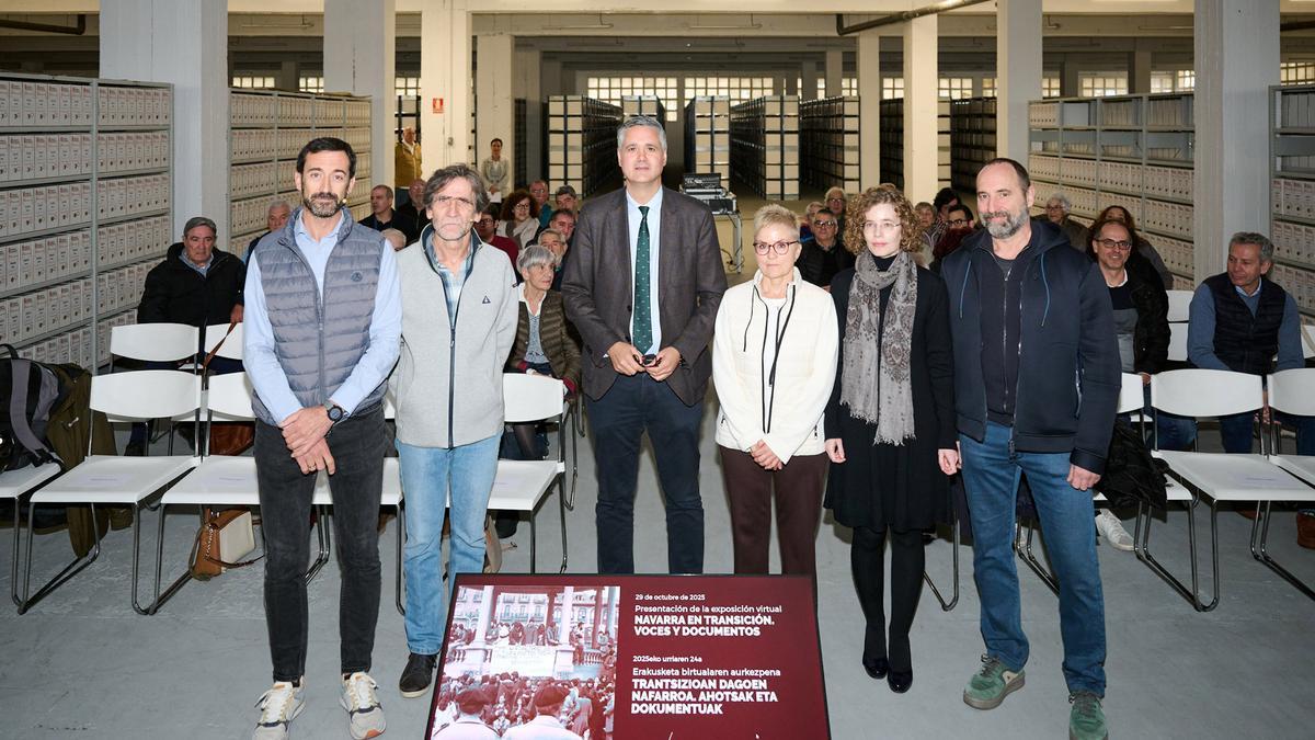 De izquierda a derecha: Los profesores Álvaro Baraibar y Juan Mari Sánchez; el director general de Cultura, Ignacio Apezteguía; la jefa de la sección del Archivo Contemporáneo, Maite Sola; y dos técnicos del Archivo, María Fernández y David Mendaza.