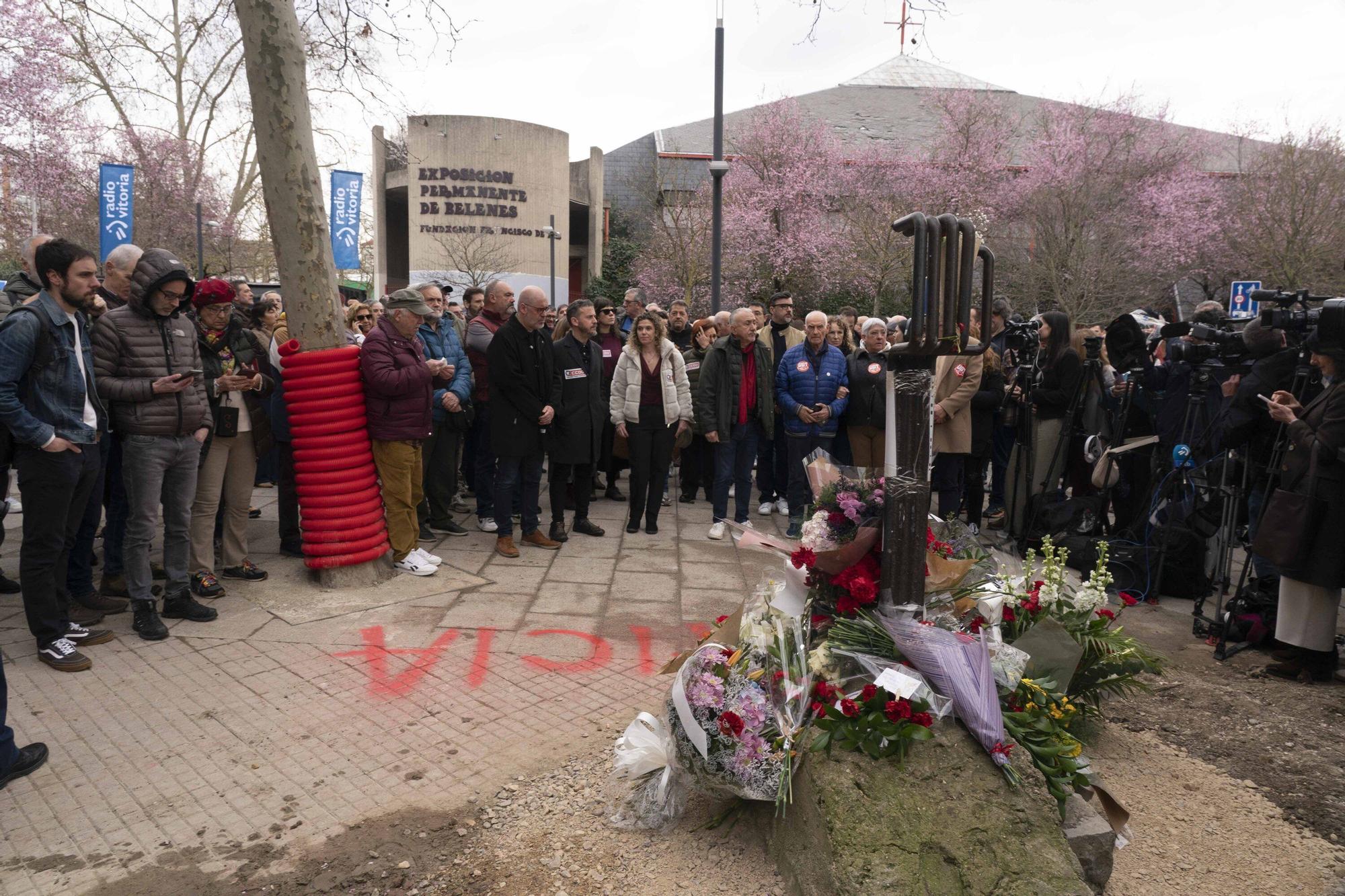 Ofrenda floral en recuerdo a las víctimas del 3 de marzo