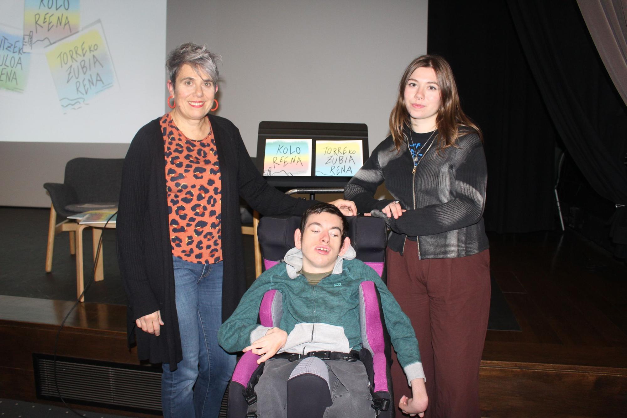 Lukene con su hija, Izar, e hijo Urdin, protagonista del cuento &#039;Koloreena&#039;.