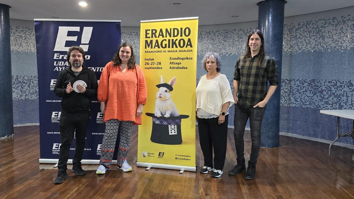 Txoborro, Aitziber Oliban, Miren Josune Rementeria y Tor, ayer en la presentación.