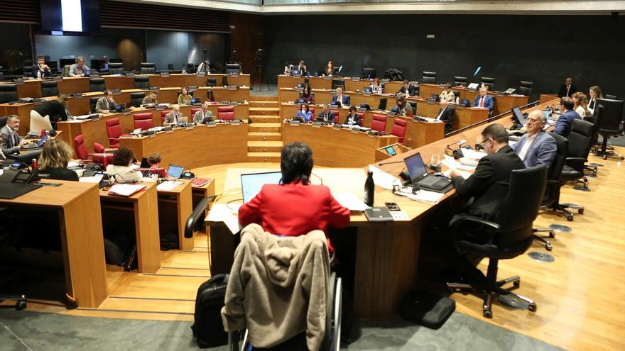 Sesión de alto voltaje en el Parlamento de Navarra sobre Educación, en directo