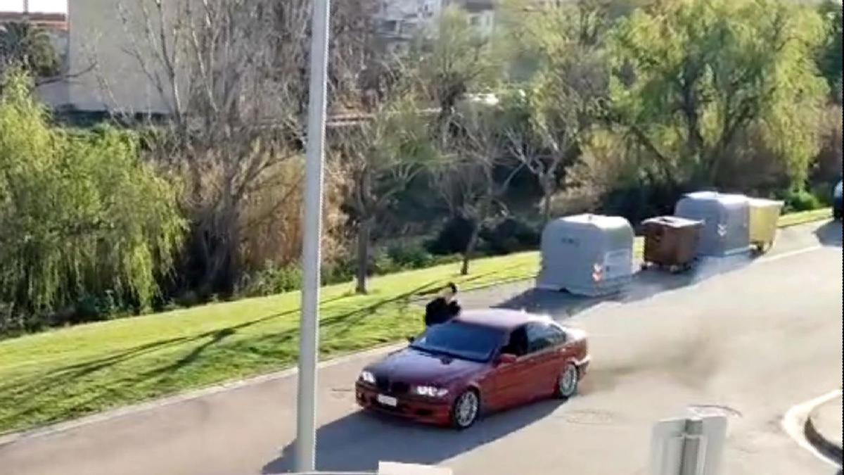 Fotograma en el que fue captado el vehículo que conducía el menor, con otro joven con medio cuerpo fuera del coche.