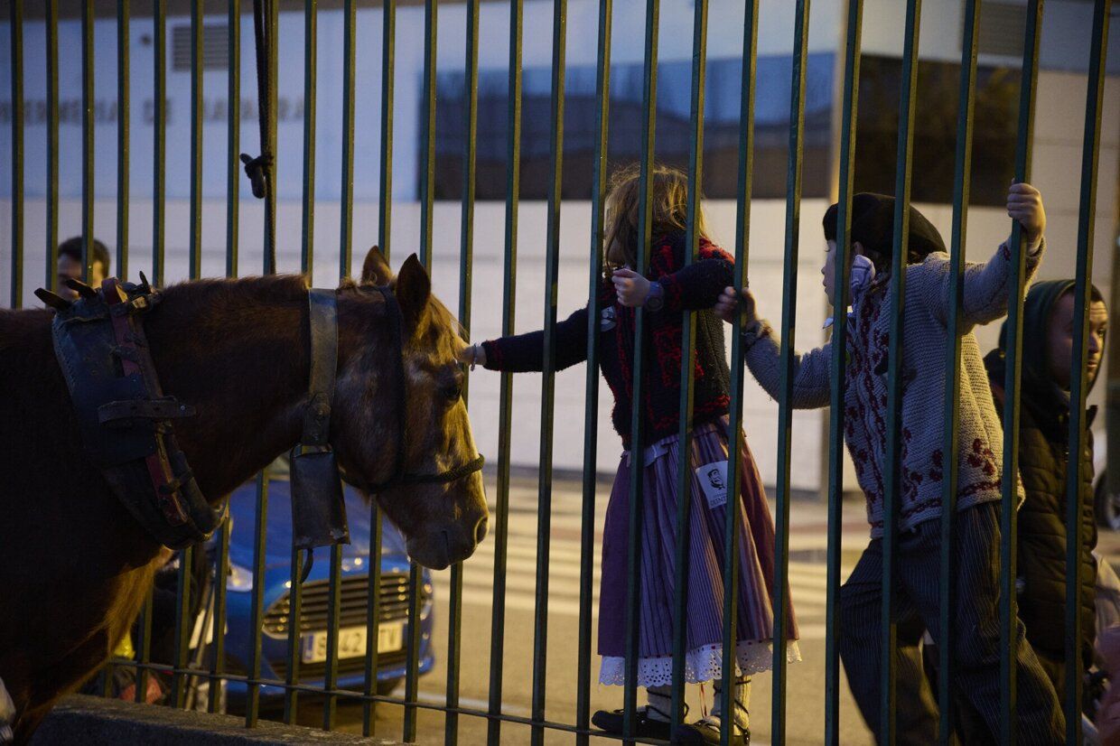 Olentzero y Mari Domingi recogen las últimas cartas en Iturrama