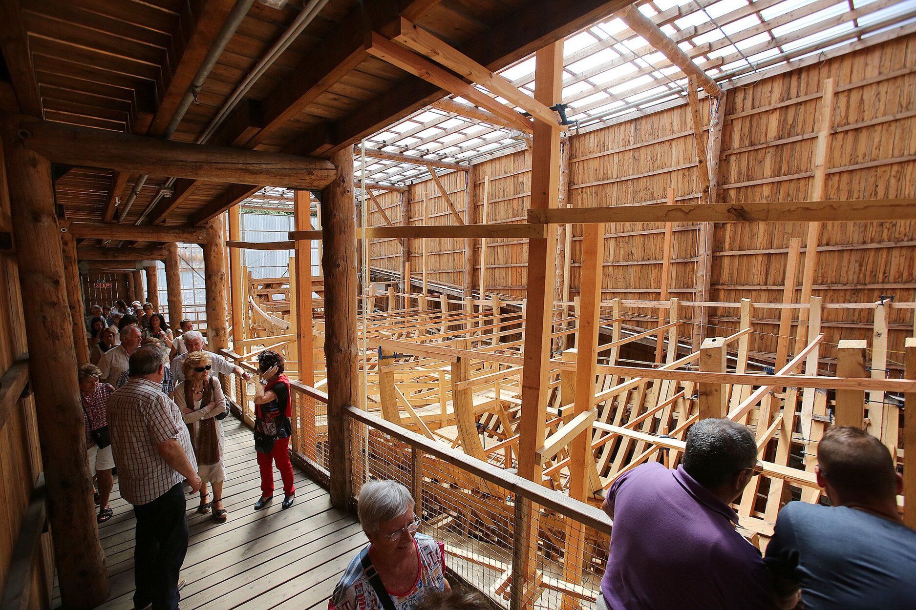 2015-7-15. Turistas en la Factoría Albaola viendo la construcción de la réplica de la Nao San Juan, ballenero vasco hundido en Canadá en 1565.