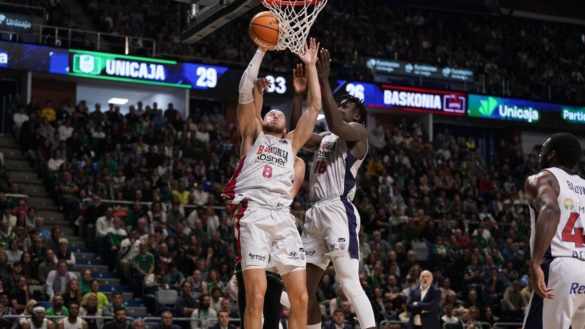 Sedekerskis, que regresó al quinteto titular tras su lesión, pelea un rebote junto a Diop