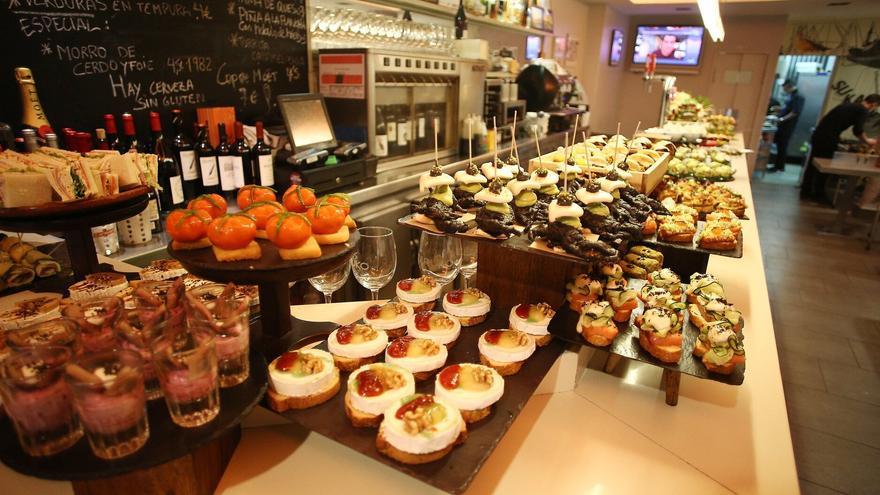 Barras de bar, el pilar cultural del pintxo en Donostia