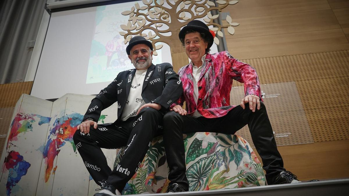 Mikel Aguirre y Mikel González, en la presentación en Civican de &#039;Cuentos del mundo bajo el mismo árbol&#039;.