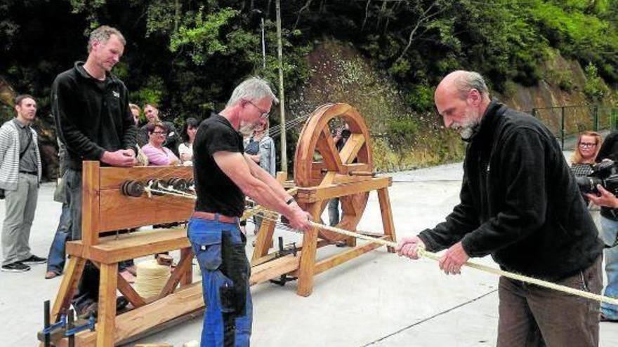 Una demostración del funcionamiento de la réplica de la máquina y de su rueda motriz del siglo XIX.