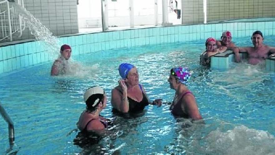 Usuarios de las piscinas cubiertas de Tudela, el día de la reinauguración de las instalaciones.