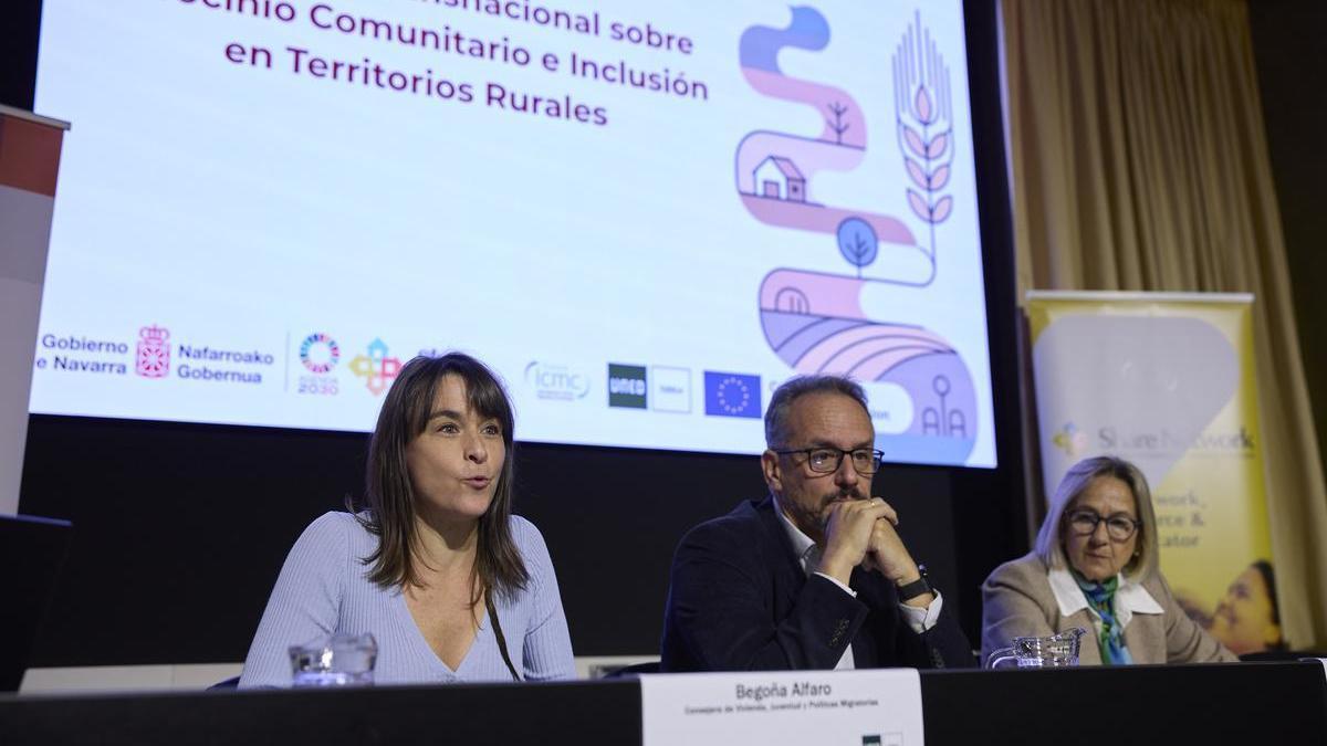 La vicepresidenta Alfaro, el director del centro de Tudela de la UNED, Luis Jesús Fernández, y la concejala del Ayuntamiento de Tudela Anichu Agüera.