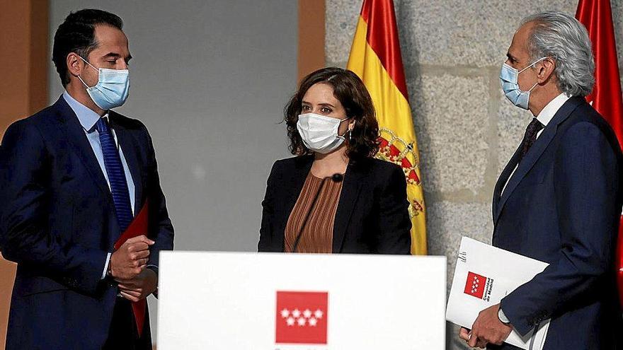 Isabel Díaz Ayuso, el viernes entre Ignacio Aguado y el consejero de Sanidad, Enrique Ruiz. Foto: Efe