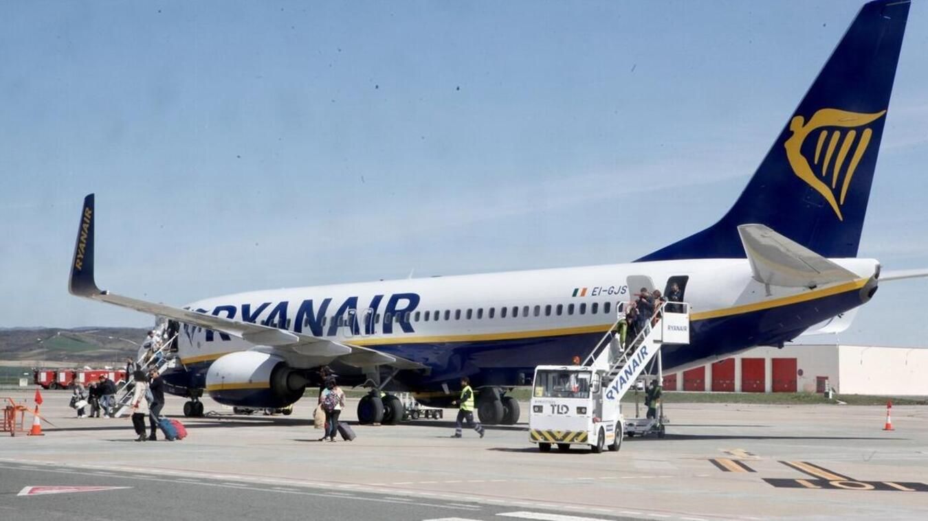 Un avión de Ryanair en la pista del aeropuerto de Foronda