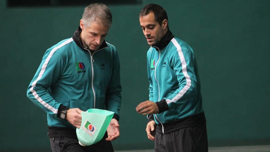Rubén Beloki y Oinatz Bengoetxea, durante un entrenamiento en el frontón Labrit.