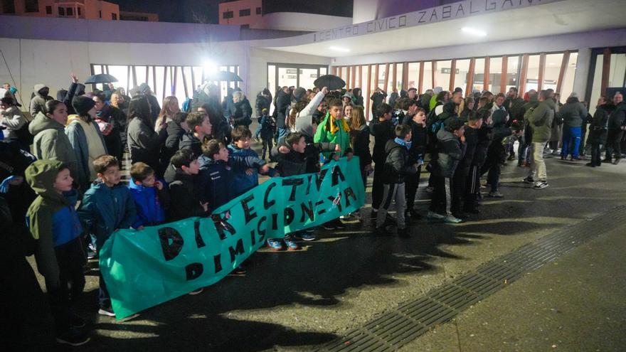 Las familias del Club Deportivo Lakua dicen basta