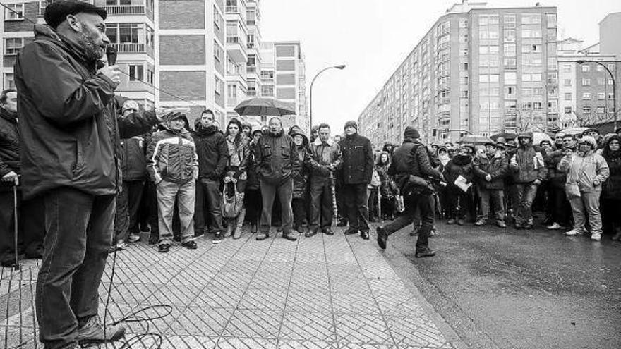 Un momento de la asamblea vecinal del burgalés barrio de Gamonal celebrada ayer.