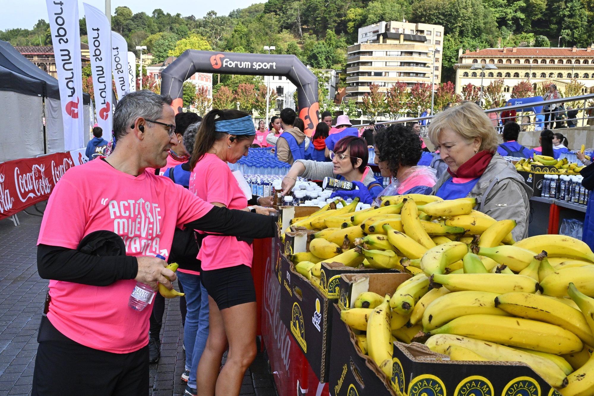 En imágenes: los paraguas tiñen la marea rosa de Bilbao