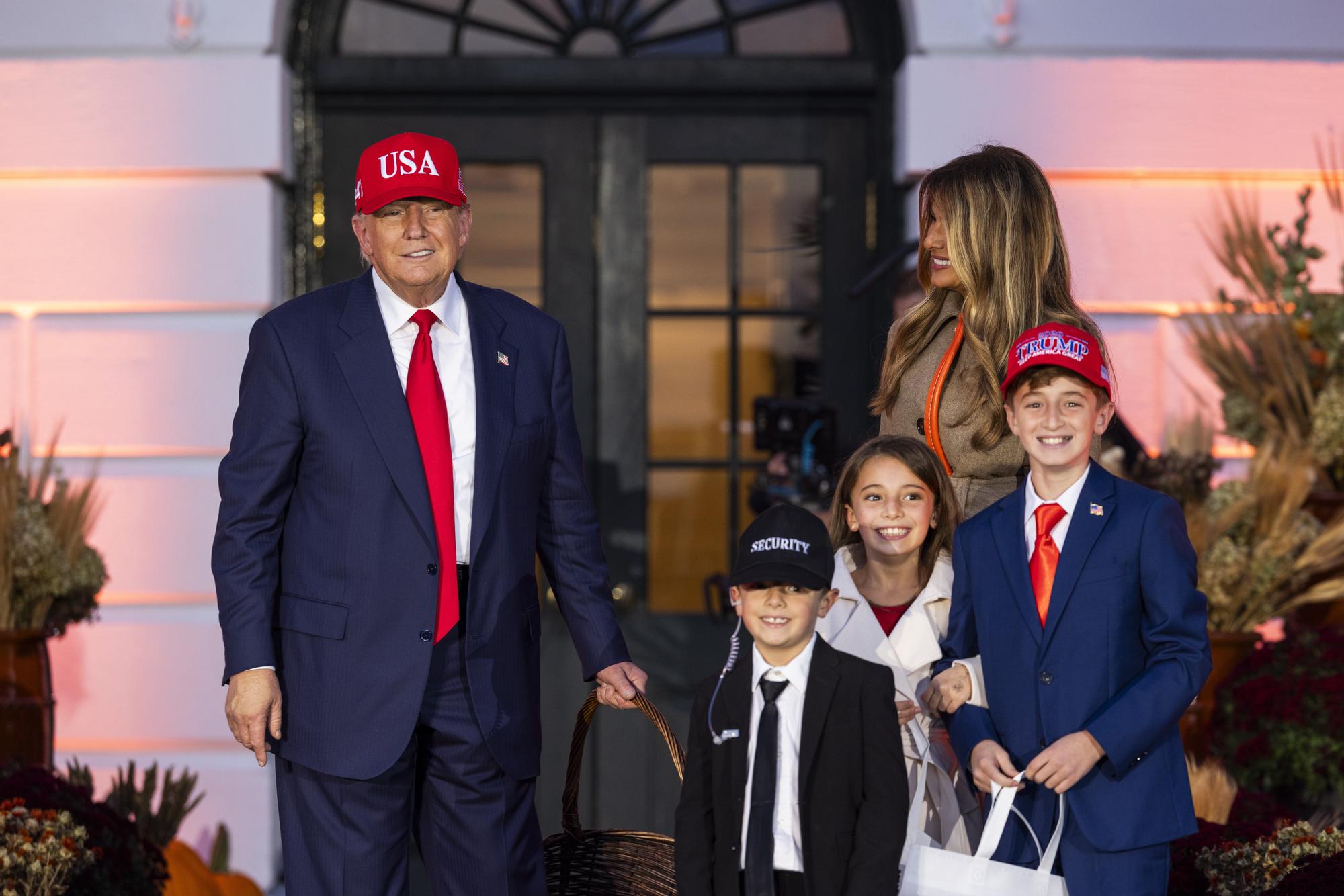 Melania y Trump se rinden ante Halloween: dulces, niños y calabazas en la Casa Blanca