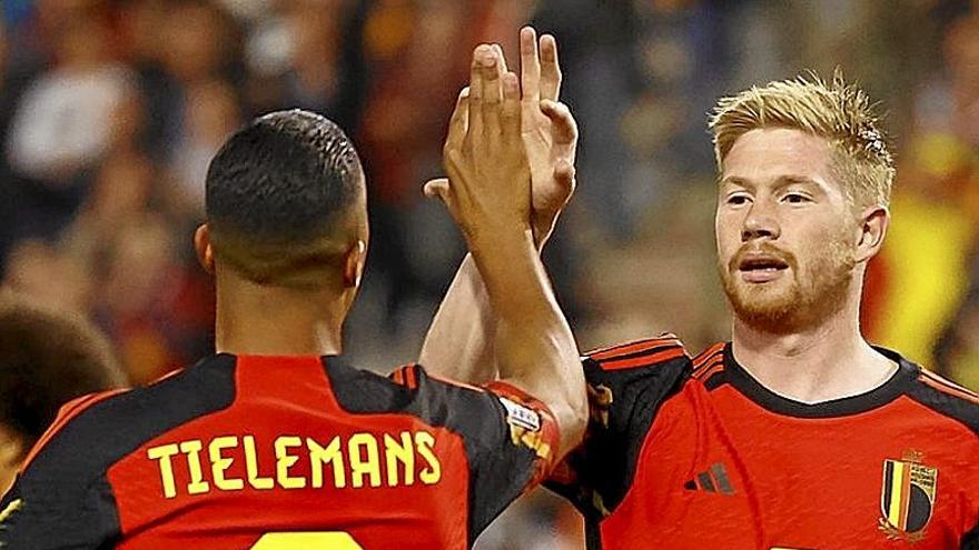 Tielemans y De Bruyne celebran el gol del jugador del City.  | FOTO: EFE