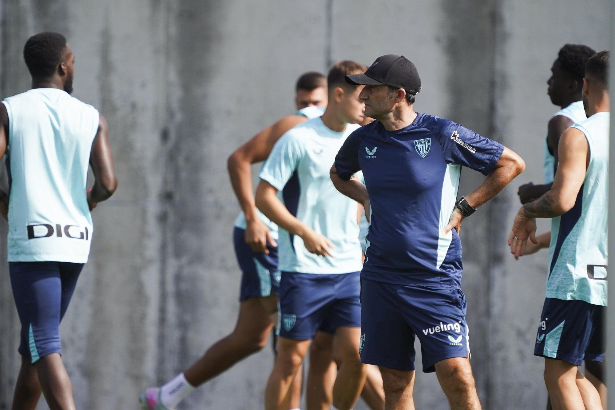 En imágenes: el Athletic entrena con Paredes y sin Adu Ares