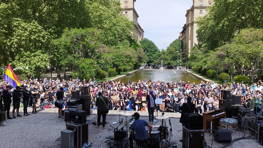 Concierto sorpresa de El Drogas en Los Caídos