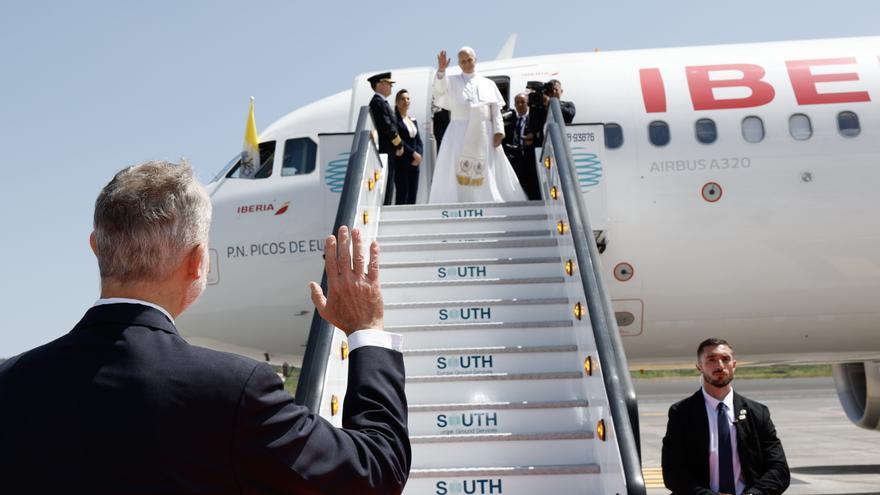 El papa regresa a Roma en el Falcon que le ha ofrecido el rey