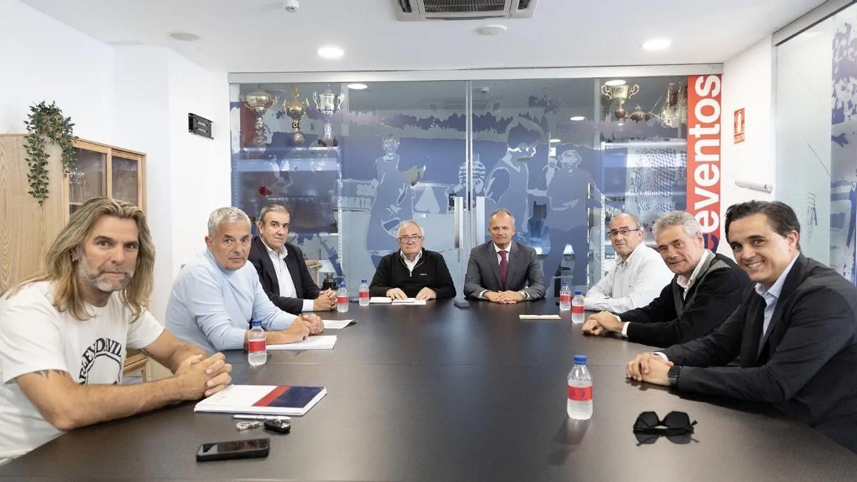 Miguel Salcedo, el tercero empezando por la izquierda, e Ignacio Busto, el primero empezando por la derecha.