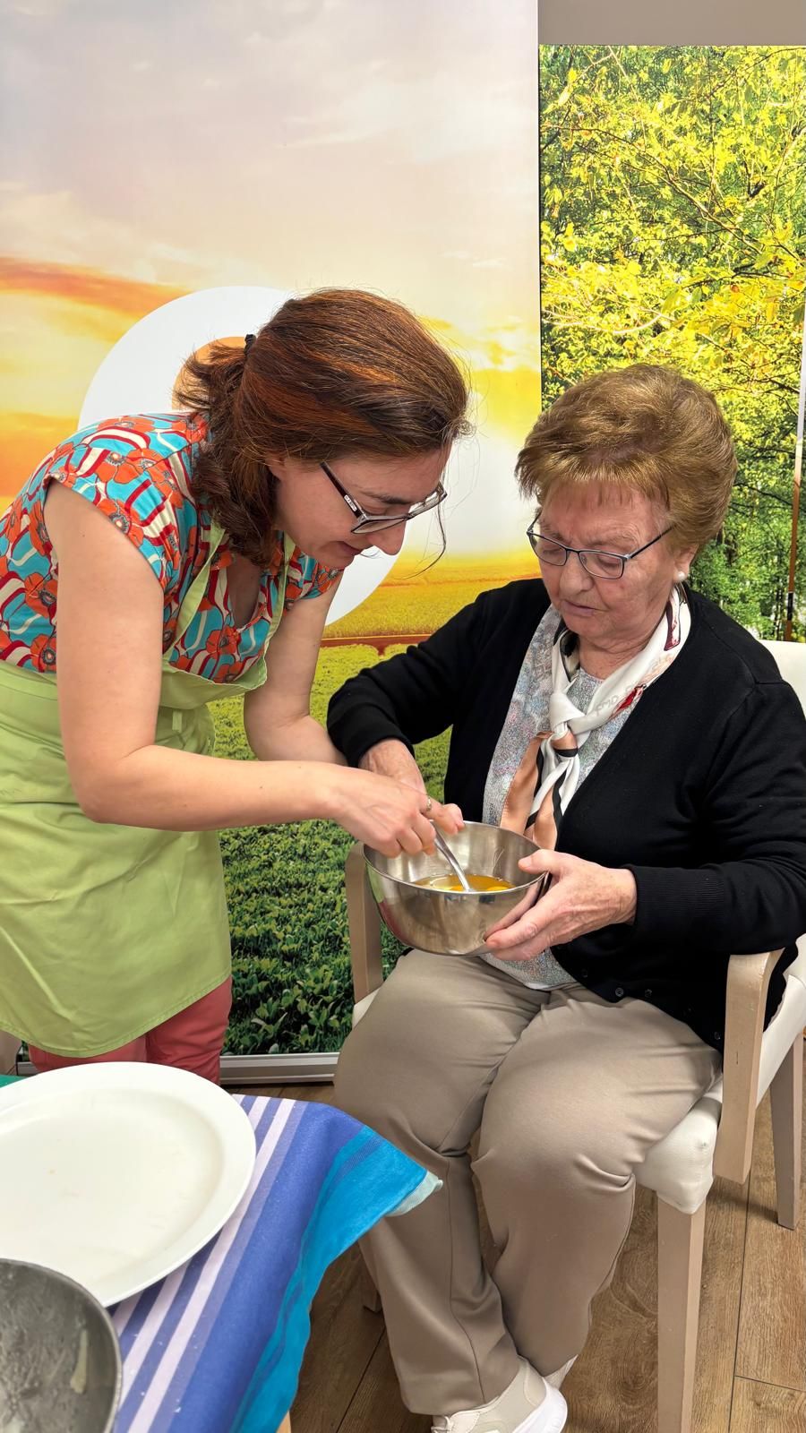 En imágenes: Una tarde de historias, cariño y tortillas con los mayores de Vitoria
