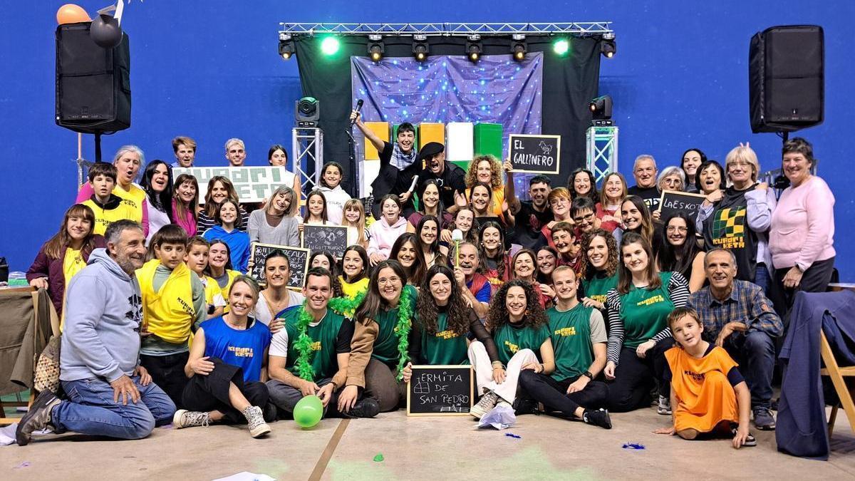 Imagen de familia intergeneracional en el frontón de las personas participantes.