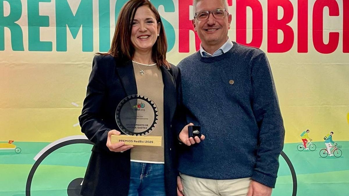 Bizikletaren aldeko Hirien Sareak Gasteiz saritu du familientzako kargako bizikleten proiektuagatik.