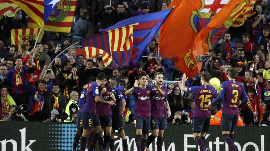 El Barcelona celebra con su afición los goles y la victoria frente al Real Madrid.